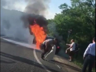 Водитель вспыхнувшей "Приоры" под Ставрополем в последний момент успел выскочить из пламени и попал на видео