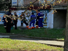Женщина выпала из окна многоэтажки в Ставрополе и погибла 