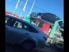 Устроивший зарядку на перекладине автовоза в Пятигорске мужчина попал на видео