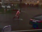 Рассекающая волны на дороге девушка на скейтборде во время ливня в Ставрополе попала на видео