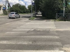О проваливающемся асфальте на перекрестке в Ставрополе предупредили водители 