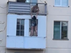 Зацепилась за веревки пока летела: появилось жуткое видео выпавшей из окна женщины в Кисловодске