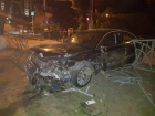 "Ауди-8" врезалась в "Мазду" и снесла ограду в центре Ставрополя - три человека пострадали
