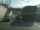 Навигаторы "заводят" фуры под непроходимый мост в Ессентуках 