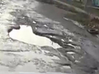 Разбитую дорогу с ямами несколько лет игнорируют чиновники на Ставрополье