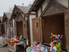 Сосновый «лего-городок» из девяти ярмарочных домиков возвели в Георгиевске