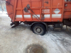 Асфальт провалился под колесами мусоровоза в Ставрополе