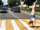 Необычная девушка шокировала горожан, перейдя дорогу на руках в Ставрополе