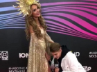 «Моя богиня»: ведущий премии Music Box встал на колени перед ставропольской моделью Анной Калашниковой 