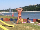 Мужчина в спущенных плавках загорал на детском пляже Ставрополя и возмутил отдыхающих