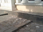 Летящие камни с крыши и фасада здания угрожают безопасности жителей Ставрополя
