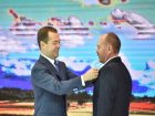 Дмитрий Медведев наградил ставропольского инженера-механика за труд