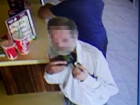 Подозрительный посетитель унес под рубашкой платежный терминал из кафе в Кисловодске и попал на видео