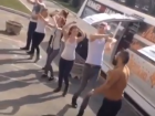 Папа новорожденного малыша устроил танцы около роддома Ставрополя