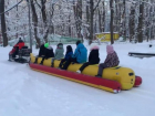 Дети катаются на банане по снегу в парке Ставрополя