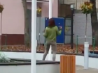 Странный танец девушки в лосинах сняли на видео жители Ставрополя