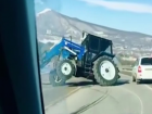 Трактор-дрифтер с отвалившимся колесом под Пятигорском попал на видео