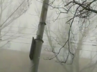Ставропольские коммунальщики закрепили падающий электрический столб за дерево