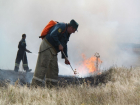Восемь часов боролись с огнем пожарные за спасение хутора и ферм под Ставрополем 