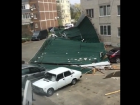 Крышу дома снесло ураганом на 10 припаркованных авто в Ставрополе