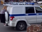 Девушка подшофе прокатилась на бампере машины полиции на Ставрополье — видео