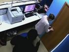 Дерзкое нападение вооруженного рецидивиста в маске на букмекерскую контору в Ставрополе попало на видео 