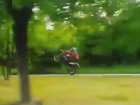 Мотоциклист- экстремал на дороге к кладбищу вызвал восторг у очевидцев в Пятигорске и попал на видео