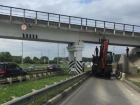 Трал с экскаватором застрял под мостом в Ставрополе 