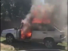 Огненный столб из салона «девятки» на обочине дороги в Невинномысске сняли на видео