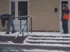 Владелец "Мерседеса" помог пожилому дворнику убрать снег и попал на видео в Ставрополе