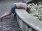 Неадекватный мужчина в трусах мылся и справлял нужду у фонтана в центре Пятигорска