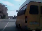 Хамское поведение водителя маршрутки с попыткой вытолкнуть легковушку на "встречку" в Ставрополе попало на видео