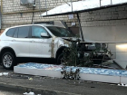 Убегавший от погони BMW въехал в аптеку в Ставрополе