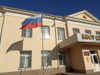 Драную тряпку в одной из школ Ставрополя заменили на нормальный флаг России