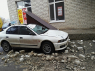 Кирпичная стена рухнула на припаркованное авто из-за урагана в Ставрополе