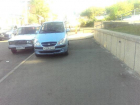 Паркуюсь как хочу: водитель иномарки оставил авто на тротуаре в Ставрополе