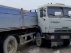 В Невинномысске водитель КамАЗа въехал в ограждение на трассе «Кавказ»