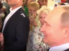 Президент Путин поговорил о погоде с жительницей Пятигорска при встрече на Арбате в Москве