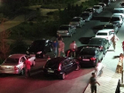 Шесть припаркованных у дома автомобилей протаранил пьяный водитель в Ставрополе, - очевидцы 