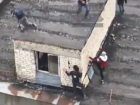 Дети играли в догонялки на крыше заброшенной пятиэтажки и попали на видео в Ставрополе 