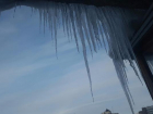 Нечищеные всю зиму крыши с глыбами льда и снега в центре Ставрополя возмутили горожанина