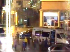 Толпа мужчин из автобуса устроила зажигательные танцы посреди дороги в Пятигорске
