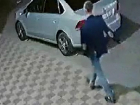 Неадекватный прохожий сломал зеркало чужого автомобиля одним ударом ноги в Ставрополе и попал на видео