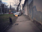 Бессовестный автохам влез на тротуар для пешеходов в центре Ставрополя