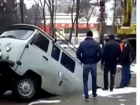 На одной из улиц Кисловодска асфальт буквально проглотил автомобиль