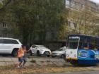 "Ты не пройдешь", - выпивший пятигорчанин преградил путь трамваю и попал на видео 
