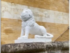Каменных львов в санатории Железноводска нарядили в защитные маски от коронавируса