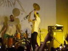 Солист группы «Пошлая Молли» устроил погром во время концерта в Ставрополе и попал на видео 