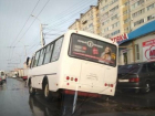 Пассажирский автобус провалился в траншею в Ставрополе