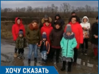 «Только говорят, что строят площадки и дороги, а на деле утопаем в грязи»: жители села на Ставрополье 